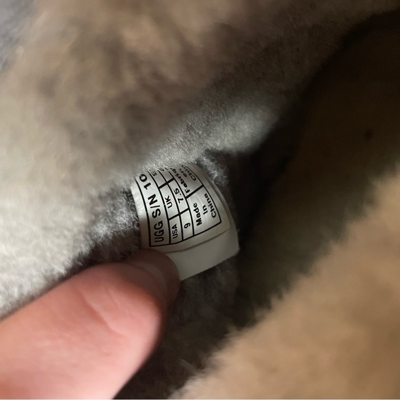 UGG Boot Mini - Picture 2 of 5